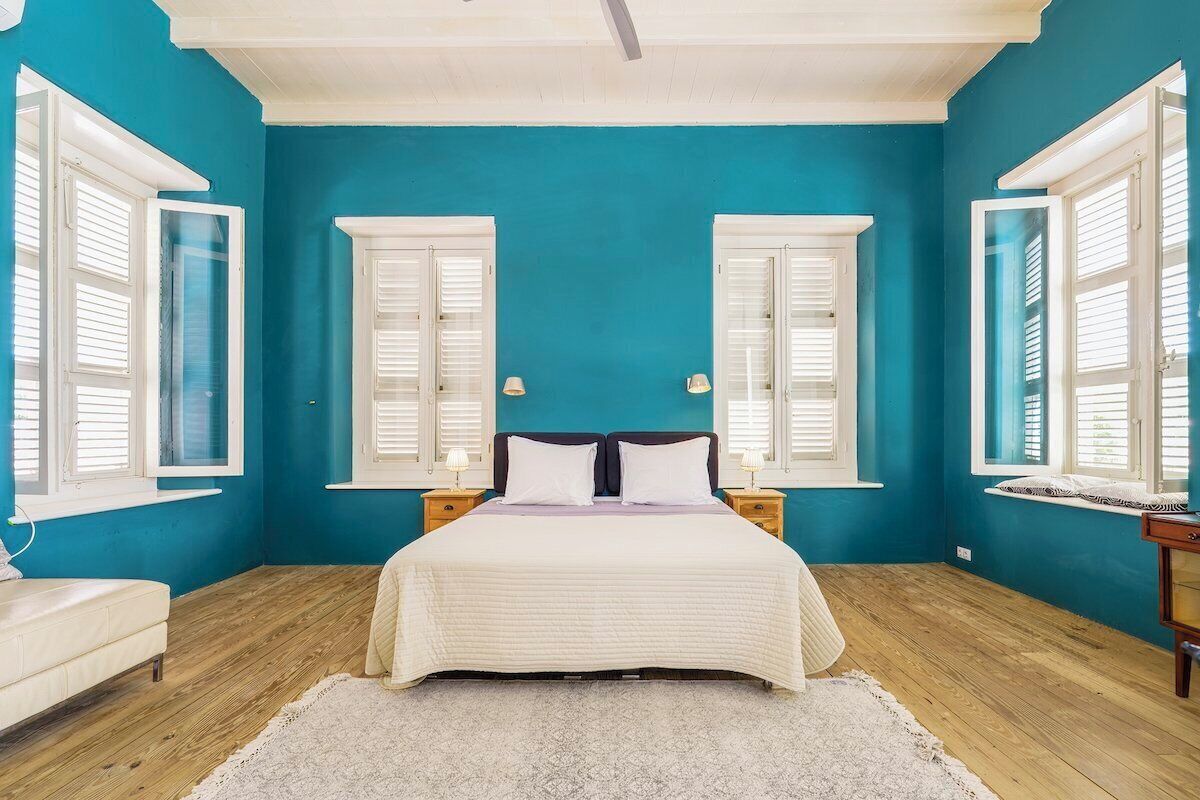 Roupas de cama premium, frigobar, cofres nos quartos