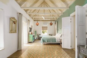 Ropa de cama de alta calidad y minibar 