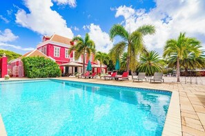 สระว่ายน้ำกลางแจ้ง