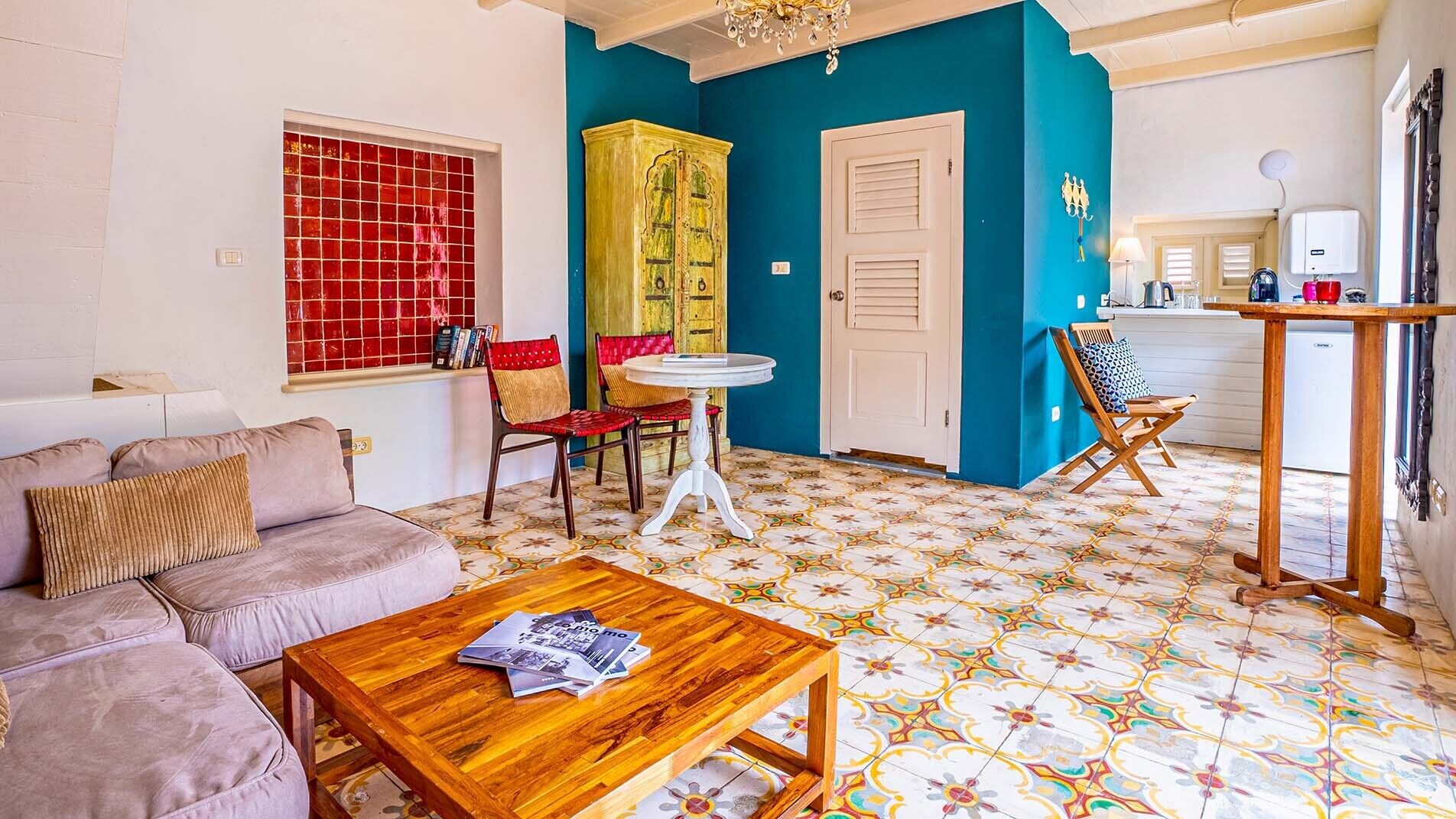 deluxe double room, 1 king bed, non smoking | premium bedding, minibar, in-room safe, individually decorated