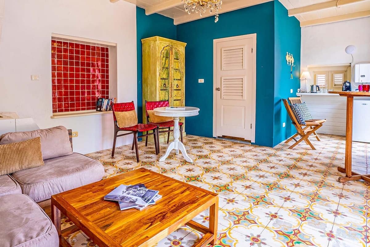 deluxe double room, 1 king bed, non smoking | premium bedding, minibar, in-room safe, individually decorated