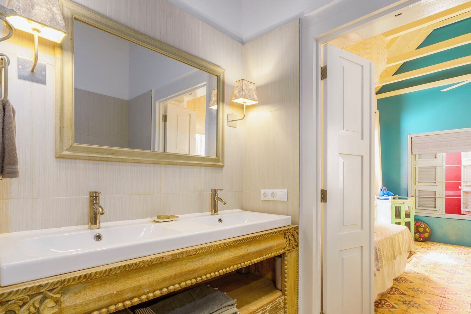 family suite, 2 bedrooms, non smoking | bathroom | shower, free toiletries, hair dryer, bathrobes