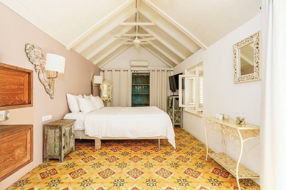 comfort double room, 1 king bed, non smoking | premium bedding, minibar, in-room safe, individually decorated