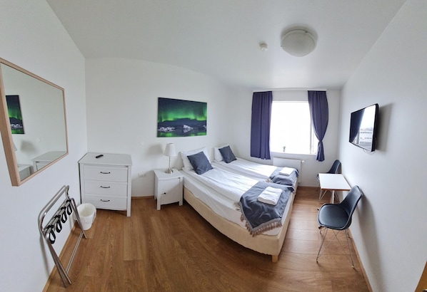 Double or Twin with Shared Bathroom-in the Main Building | Edredón, escritorio, cortinas blackout y wifi gratis
