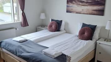 Double or Twin with Shared Bathroom-in the Main Building | Edredons de pluma, escrivaninha, cortinas blackout, Wi-Fi de cortesia