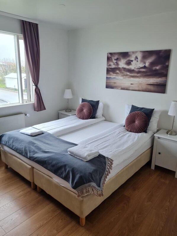 Double or Twin with Shared Bathroom-in the Main Building | Edredón, escritorio, cortinas blackout y wifi gratis 