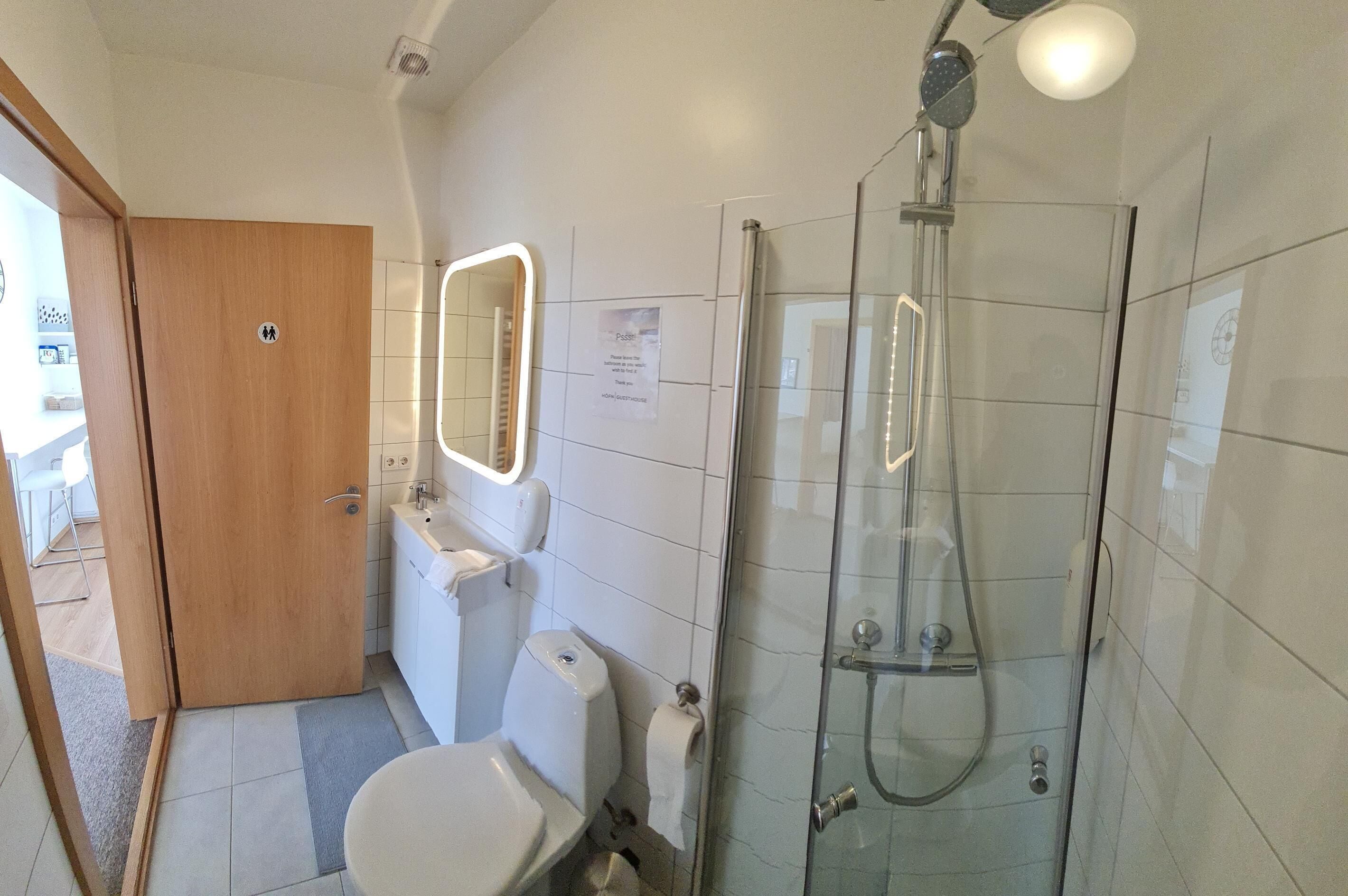 Doppia Economy, bagno condiviso, edificio separato | Bagno | Vasca con acqua sorgiva, soffione a pioggia, set di cortesia gratuito