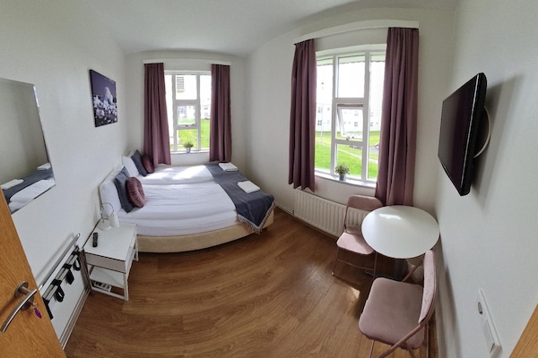 Chambre Double Ăconomique, salle de bains commune, dans les dĂ©pendances | Couette en duvet d'oie, bureau, rideaux occultants, Wi-Fi gratuit