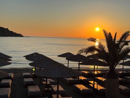 Una playa cerca, toallas de playa, vóleibol de playa