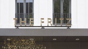A building facade with the name "THE FRITZ" in large gold letters. - THE FRITZ Düsseldorf (Düsseldorf)