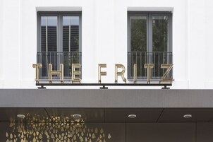 Facciata di un edificio con la scritta "THE FRITZ" in grandi lettere dorate.