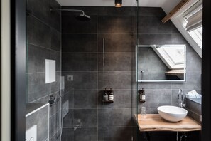 Chambre double | Salle de bain | Articles de toilette (gratuits), séchoir à cheveux, serviettes fournies
