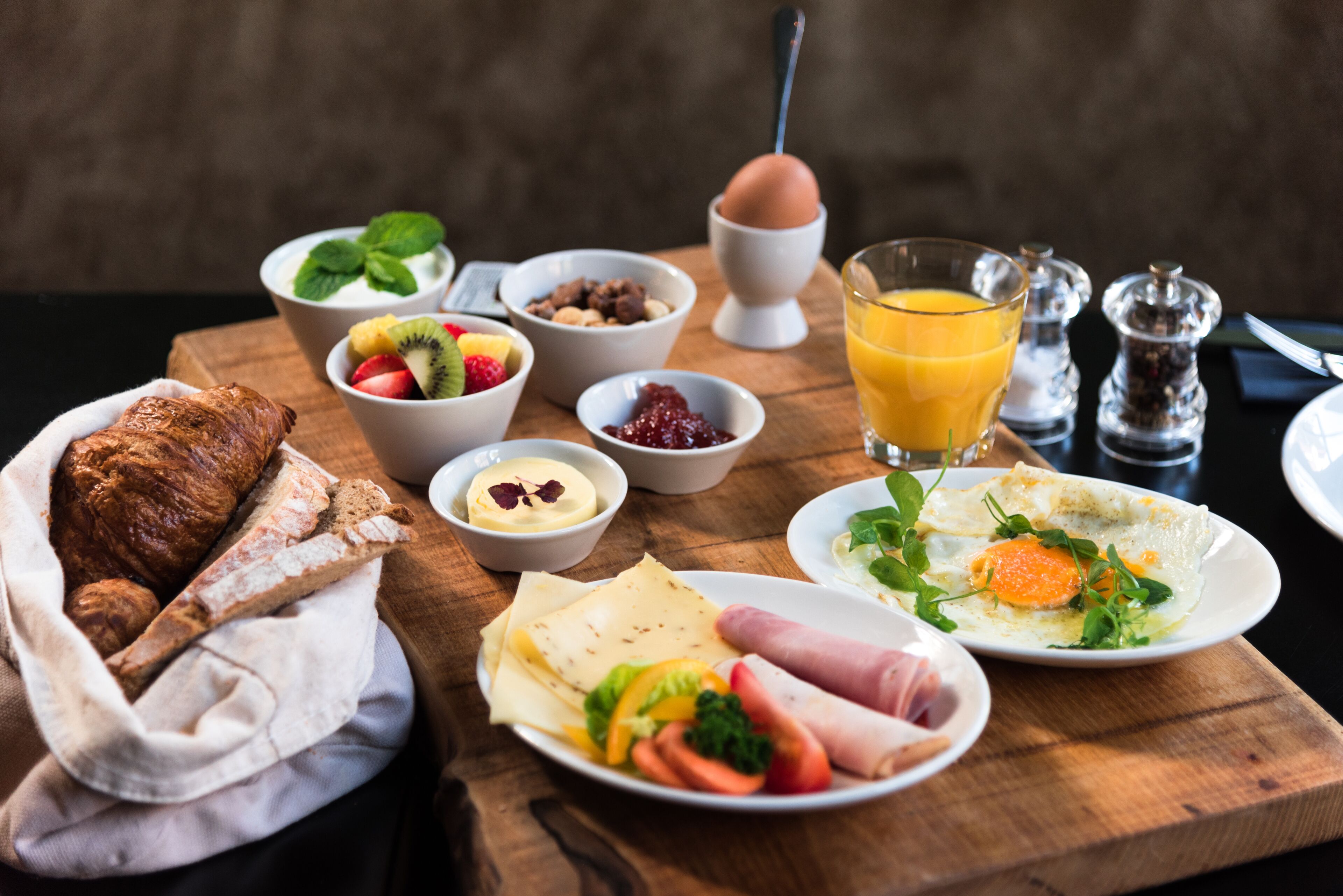 daily full breakfast (eur 15 per person)