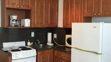 Estudio de diseñador, cocina, vista al océano | Ropa de cama de alta calidad y caja de seguridad en la habitación