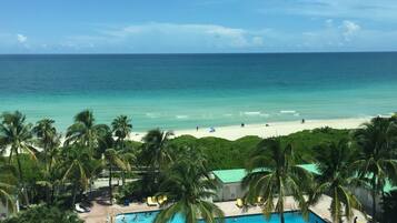 Estudio de diseñador, cocina, vista al océano | Ropa de cama de alta calidad y caja de seguridad en la habitación