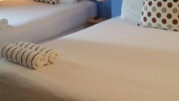 Estudio de diseñador, cocina, vista al océano | Ropa de cama de alta calidad y caja de seguridad en la habitación