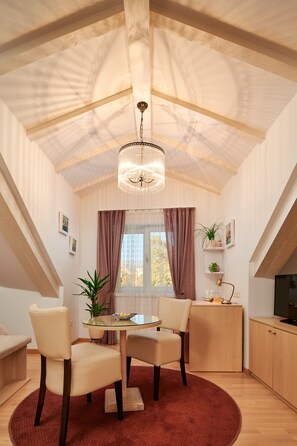 أسرّة بإسفنج يتكيف مع شكل الجسم وميني بار وخزنة داخل الغرفة