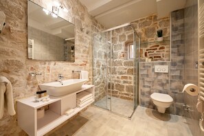 Superior Double or Twin Room, City View | Bathroom | Shower, free toiletries, hair dryer, slippers - Lanterna Rooms (Split)