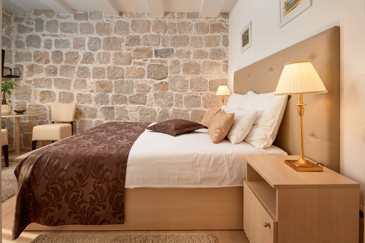 Habitación estándar con 1 cama matrimonial o 2 individuales, vista al patio | Camas con efecto memoria, minibar y caja de seguridad en la habitación