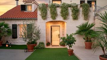 Fachada da propriedade à noite