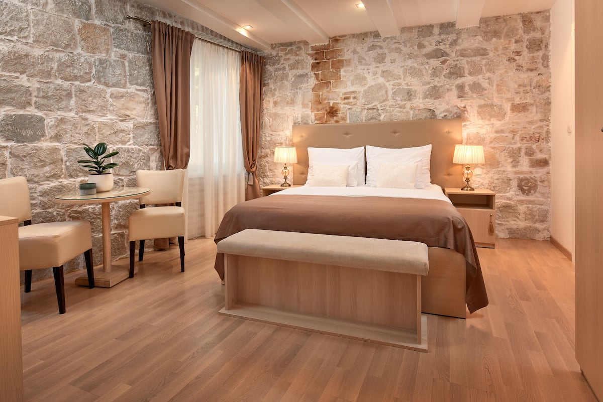 Habitación superior con 1 cama matrimonial o 2 individuales, vista a la ciudad | Camas con efecto memoria, minibar y caja de seguridad en la habitación