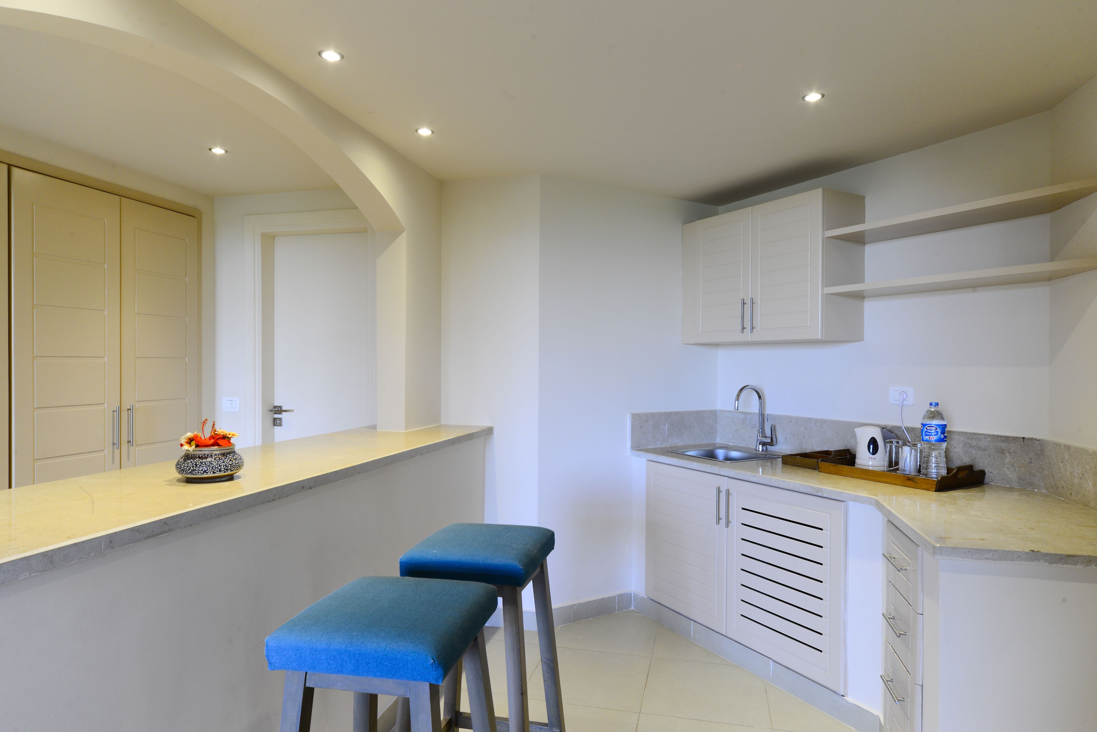 coffee/tea maker, cookware/dishes/utensils