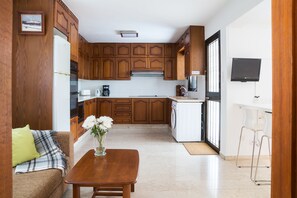 City Apartment, Terrace, Ground Floor | Private kitchen | Fridge, microwave, oven, stovetop - Silver Apartment (Limassol)