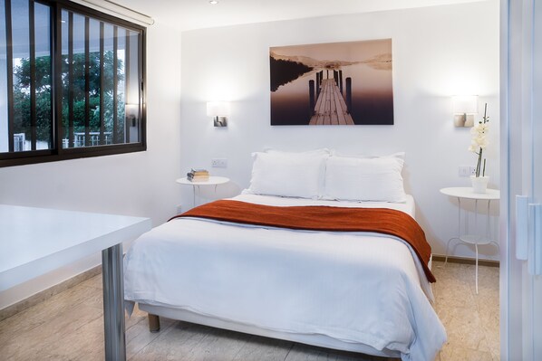 City-Apartment, Terrasse, Erdgeschoss | 1 Schlafzimmer, hochwertige Bettwaren, Zimmersafe, Schreibtisch