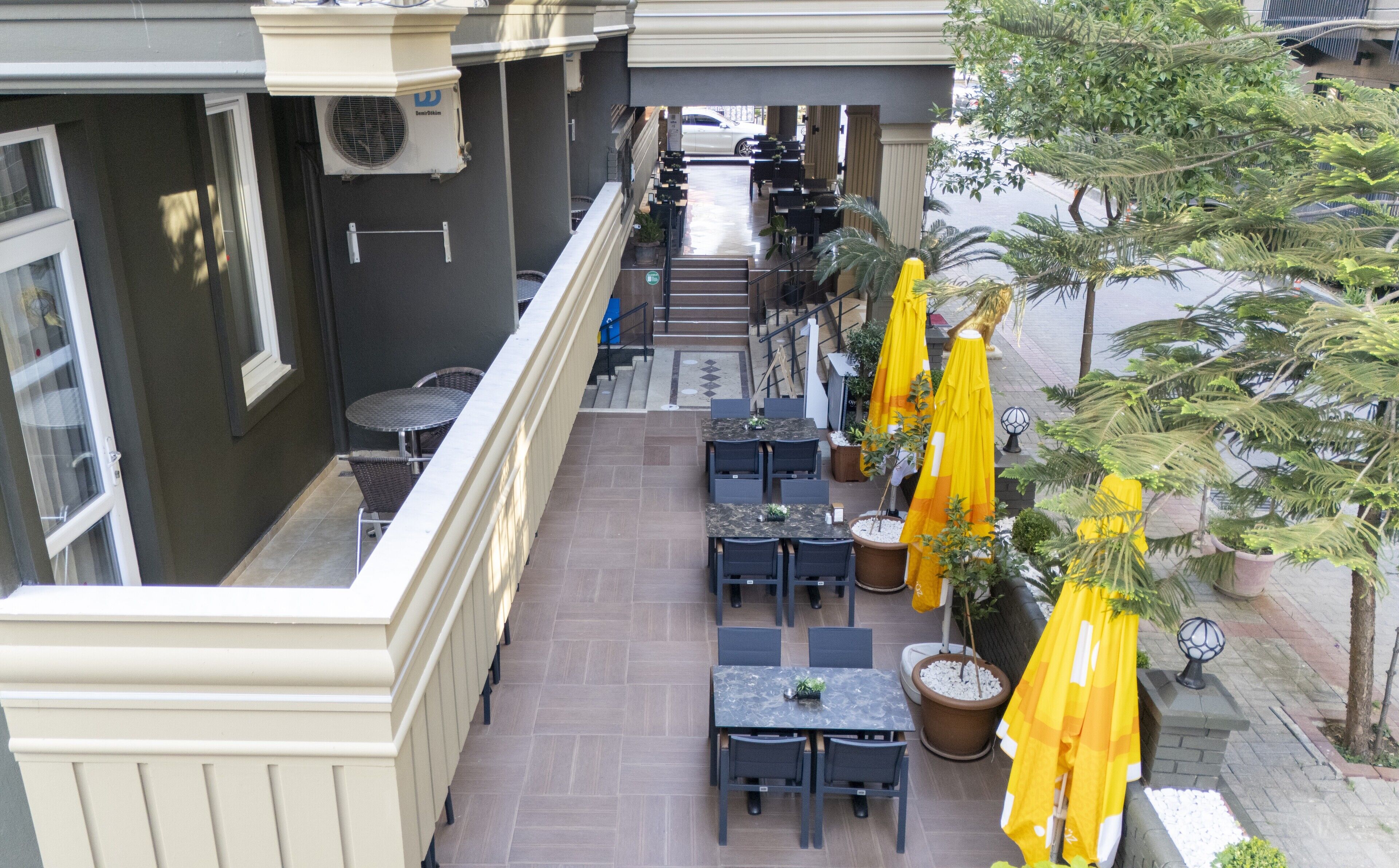 breakfast, lunch, dinner served; international cuisine