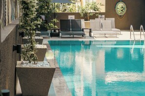 Outdoor pool, pool umbrellas, sun loungers - Novis Hotel Cleopatra (Alanya)