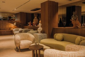Lobby-lounge