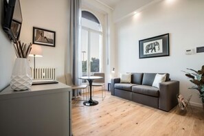 公寓, 1 間臥室 | 客房內保險箱、書桌、遮光布/窗簾、免費無線上網