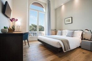 خزنة داخل الغرفة ومكتب وستائر تعتيم وواي فاي مجانًا