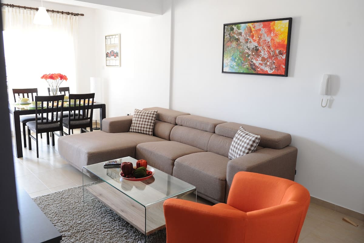 Departamento, 2 habitaciones (Deluxe) | Área de sala de estar | Televisión de pantalla plana 