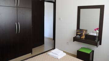 Apartment, 2 Bedrooms (Deluxe) | 2 bedrooms, free WiFi