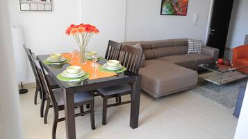 Apartment, 2 Bedrooms (Deluxe) | In-room dining