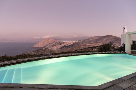 Seasonal outdoor pool, pool umbrellas, sun loungers