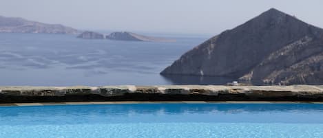 Alberca al aire libre por temporada y sombrillas en la alberca