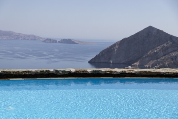 Seasonal outdoor pool, pool umbrellas, pool loungers - Provalma (Folegandros)