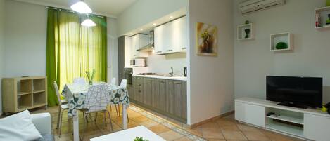 Apartment, 3 Bedrooms | In-room dining