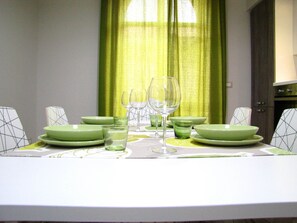 Apartment, 3 Bedrooms | In-room dining