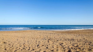 A sandy beach with footprints leading to the water. - Delfino2 Casesicule, Nice Apartment with Balcony, Sand Beach at 70 mt, Wi-Fi (Pozzallo)