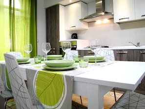 Departamento, 3 habitaciones | Cocina privada | Refrigerador con congelador, microondas, horno y parrilla de estufa 