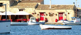 Delfino2 Casesicule, Nice Apartment with Balcony, Sand Beach at 70 mt, Wi-Fi