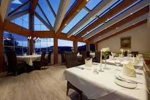 2 restaurantes, se sirven desayunos, comidas, cenas y cocina regional