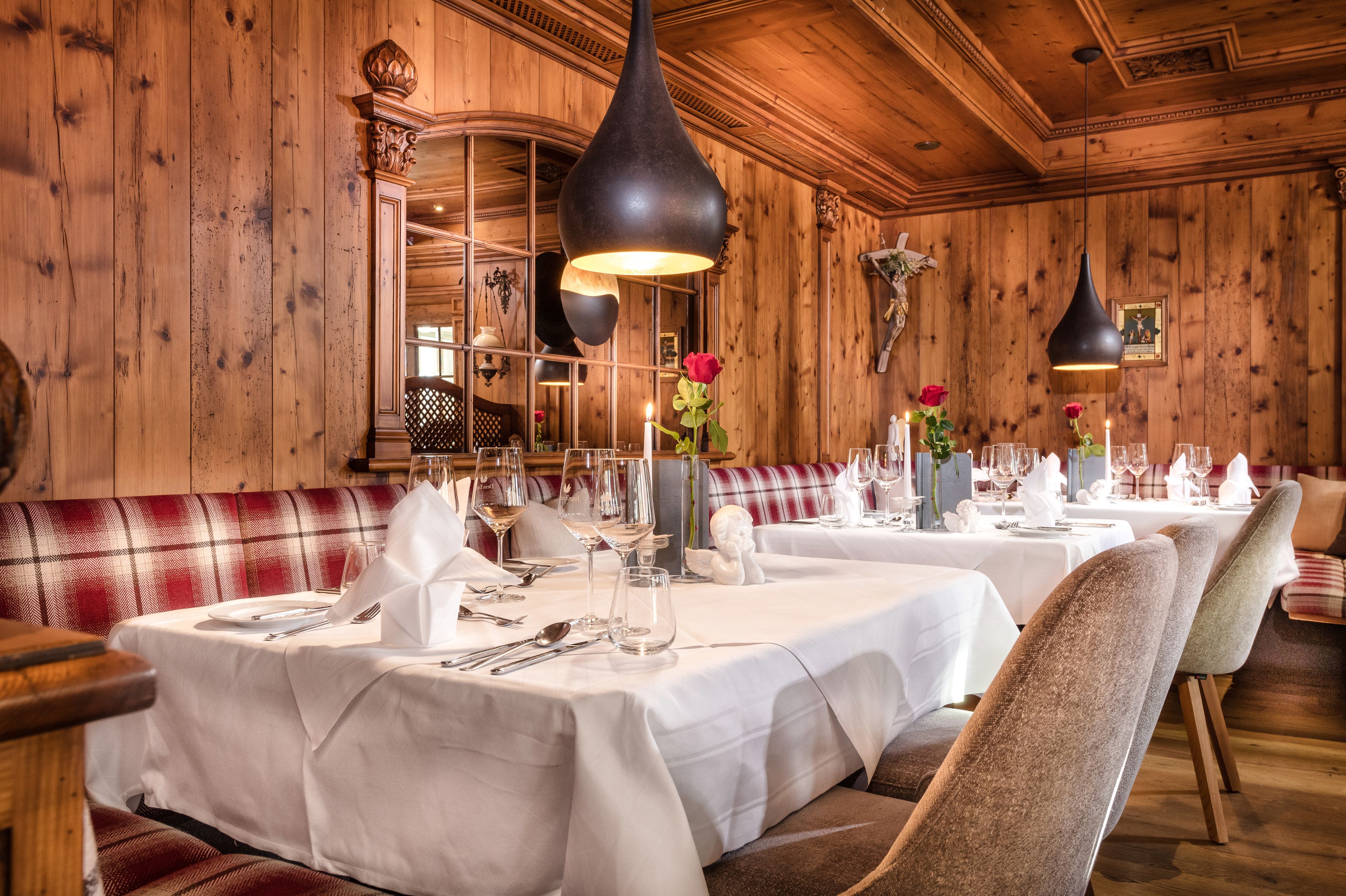 2 restaurants; breakfast, lunch and dinner served 