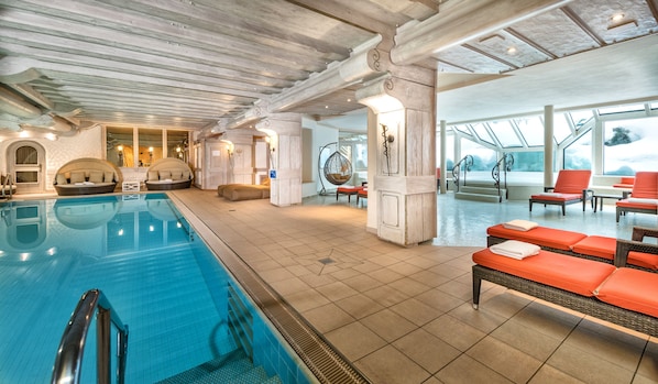 Inomhuspool, utomhuspool, parasoller och solstolar
