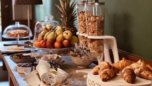 A breakfast buffet with various food items, including fruits, pastries, and cereals. - Art Hotel Pietrasanta (Pietrasanta)