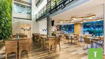 Phục vụ bữa sáng, bữa trưa và bữa tối