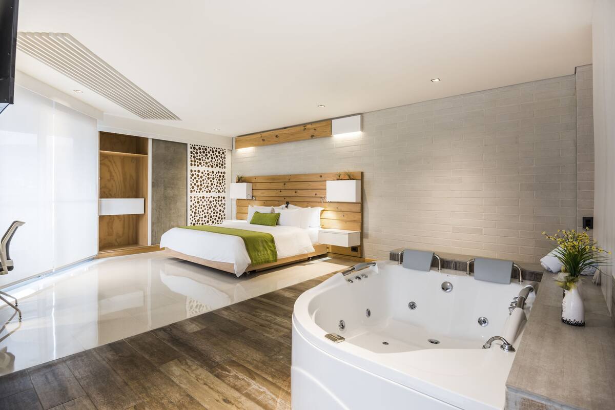 Junior studio suite, 1 kingsize bed, bubbelbad, uitzicht op de stad | Een kluis op de kamer, een bureau, verduisterende gordijnen